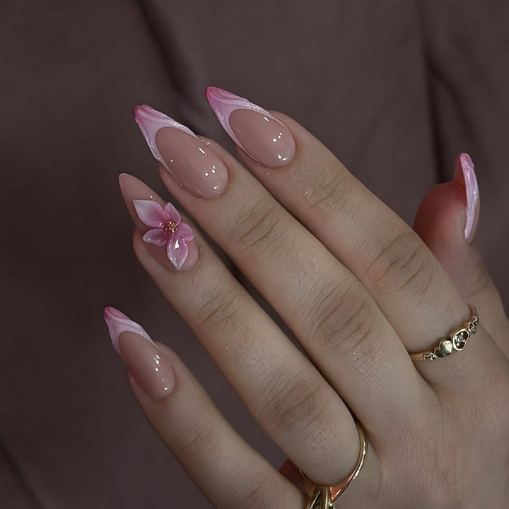 Kunstvolle Nagelverlängerungen mit Blumenakzenten Karnz