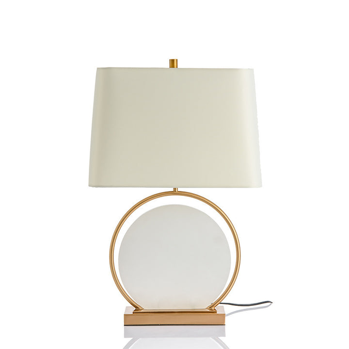 Moderne Tischlampe mit runder Basis und Stoffschirm