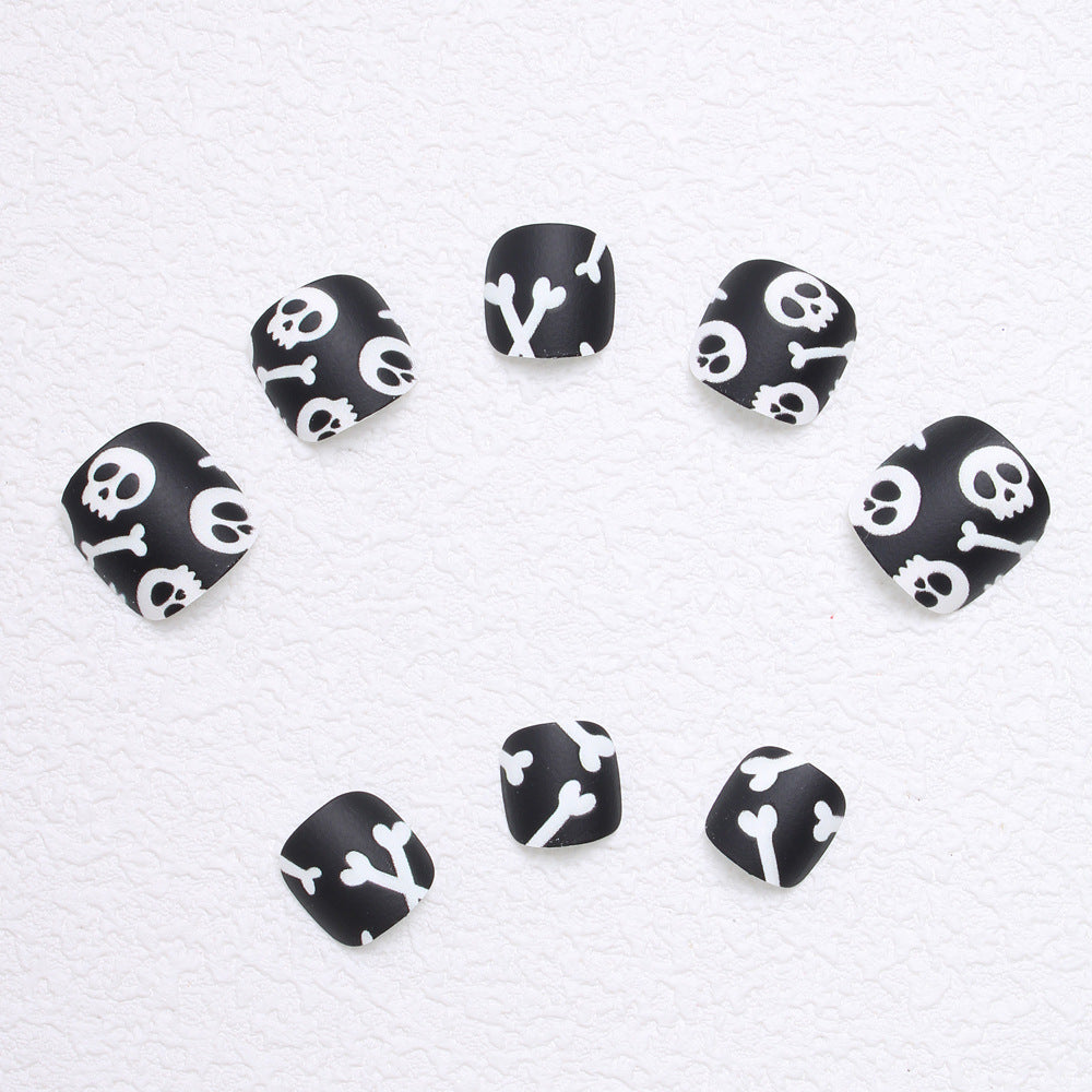 Fußnagel Kunstset mit kreativen Totenkopf- und Knochenmotiven Karnz