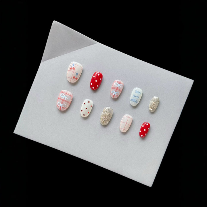Dekoratives Press-On Nagelkunst-Set mit eleganten Themen