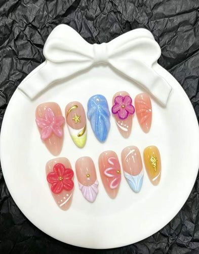 Dekoratives Press-On Nagelkunst-Set mit floralen und verspielten Designs