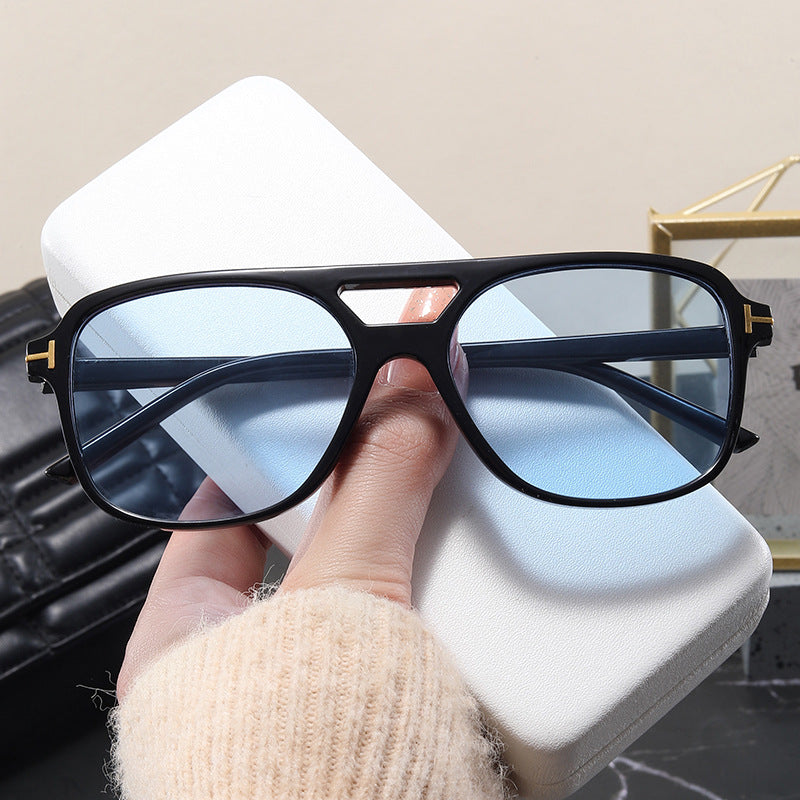 Damen modische Brille mit feinem Rahmen und strengen Konturen Karnz
