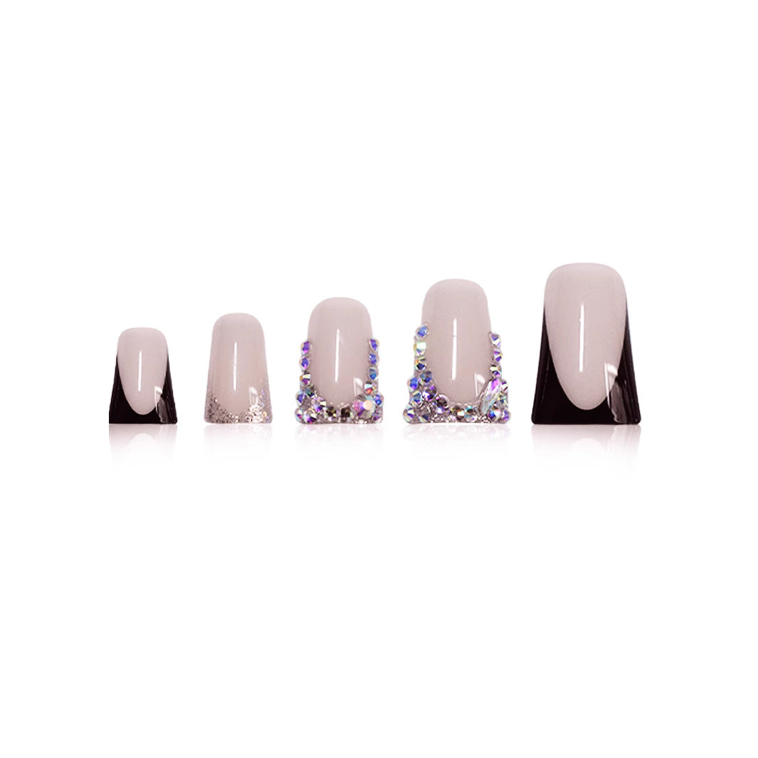 Elegante mit Strass veredelte Nagelverlängerungen Karnz