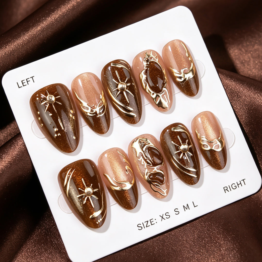 Dekoratives Press-On Nagelkunst-Set mit goldenen Akzenten