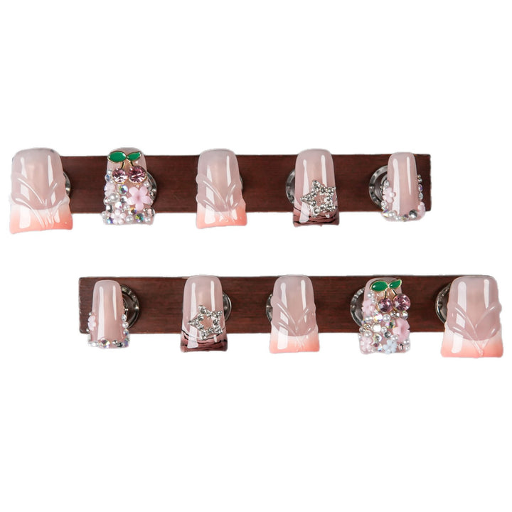 Dekoratives Press-On-Nagelset mit Schmuckverzierungen