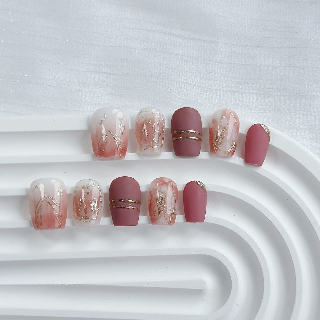 Künstlerisches Press-On Nagelkunstset mit Herz- und himmlischen Designs