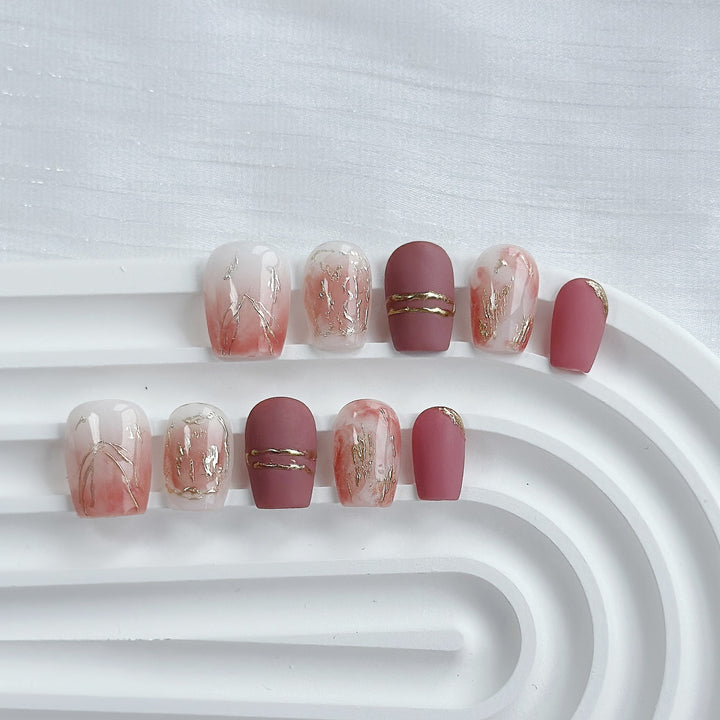 Künstlerisches Press-On Nagelkunstset mit Herz- und himmlischen Designs