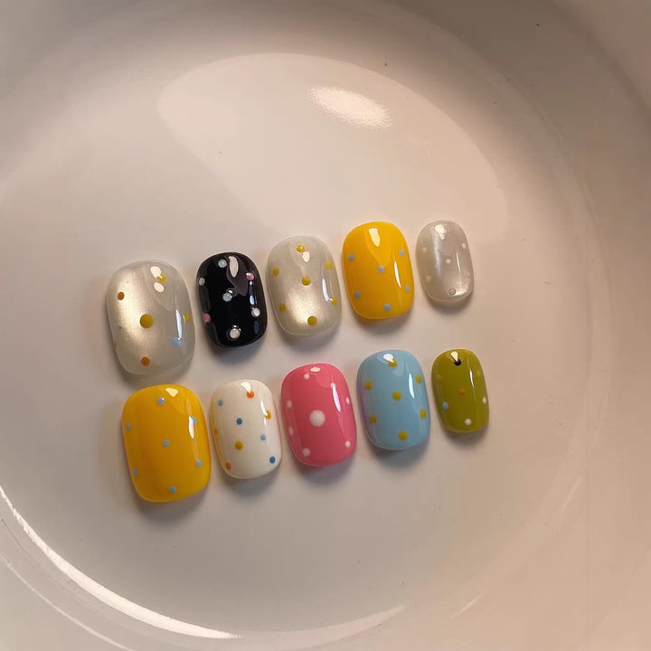 Künstlerisches Press-On Nagelset mit bunten Punktmustern