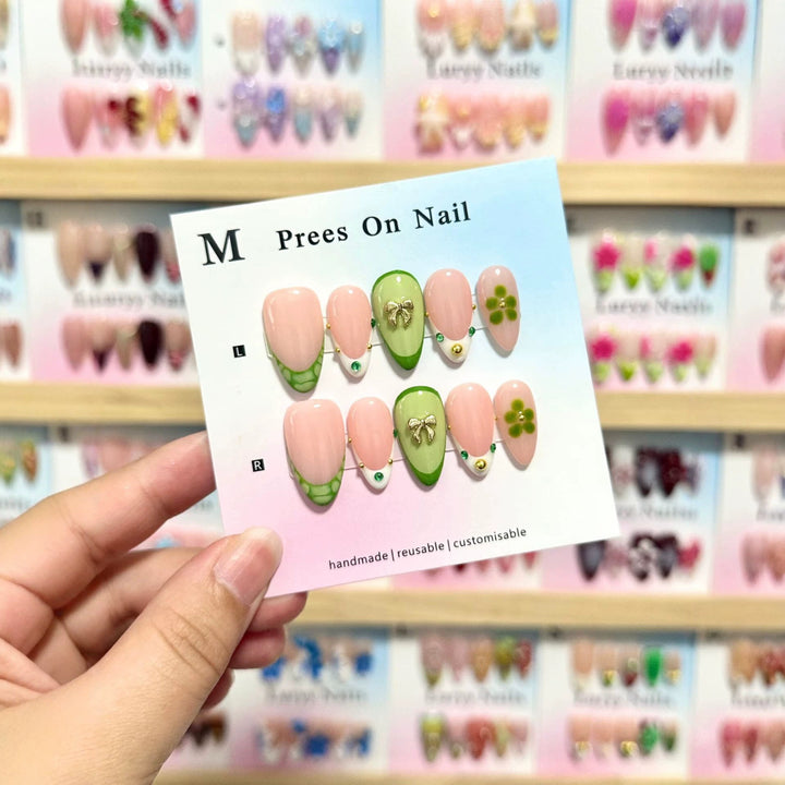 Handgemachtes Floral-Akzent Press-On Nagelkunstset