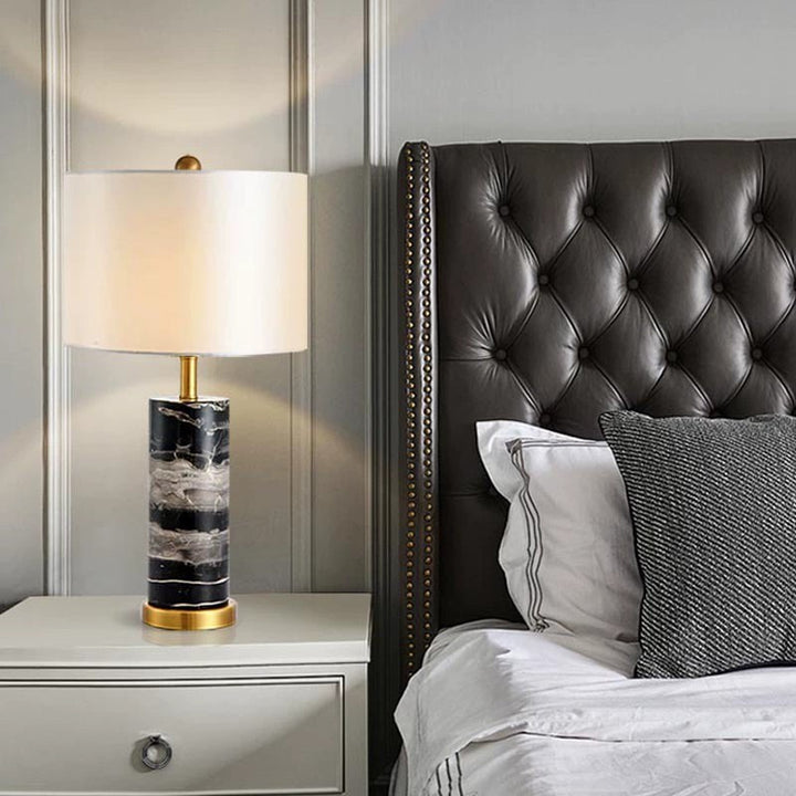 Marmor-Basen-Tischlampe mit elegantem Stoffschirm