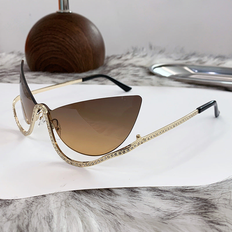 Damen extravagant geformte Cat-Eye Sonnenbrille mit funkelnden Applikationen Karnz