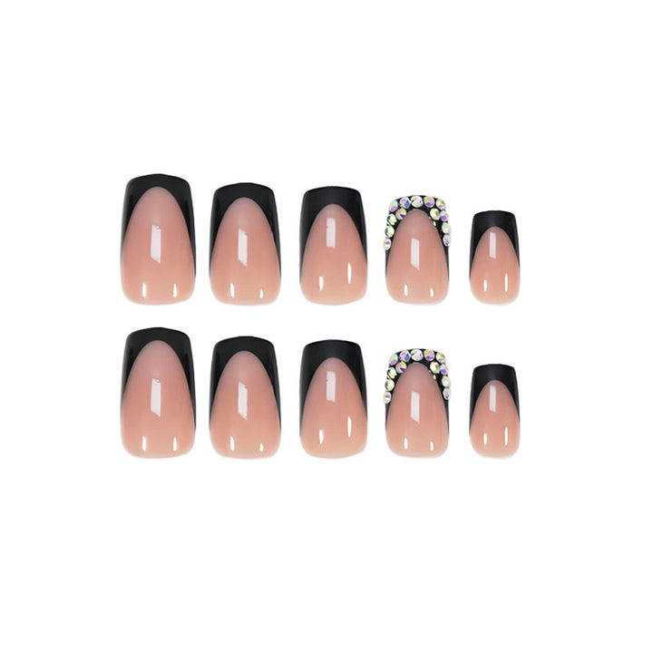 Kunstnagelset mit eleganten Schwarz-Spitzen und funkelnden Akzenten Karnz