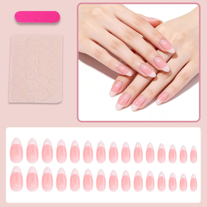 Kunstnägel mit elegantem French-Tip Karnz