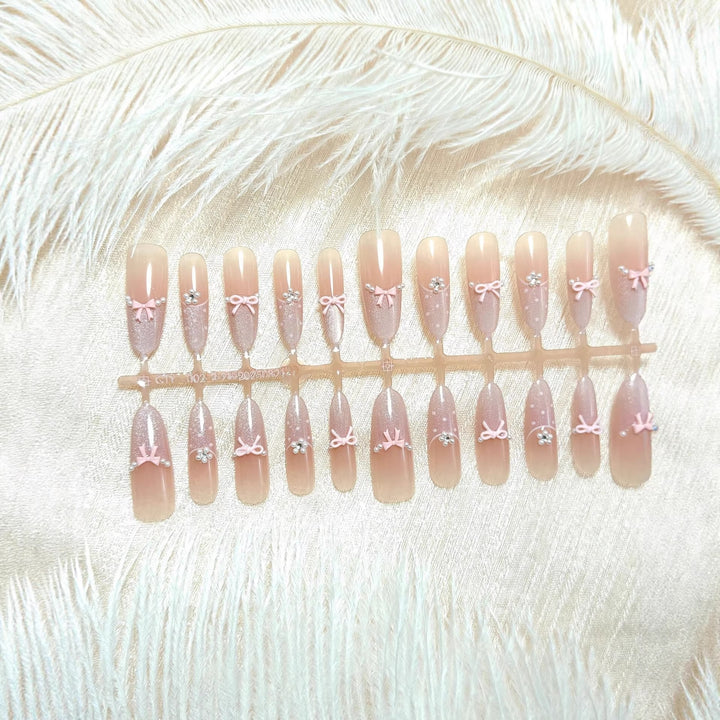 Kunstnägel mit elegantem Glitzer- und Schleifen-Design Karnz
