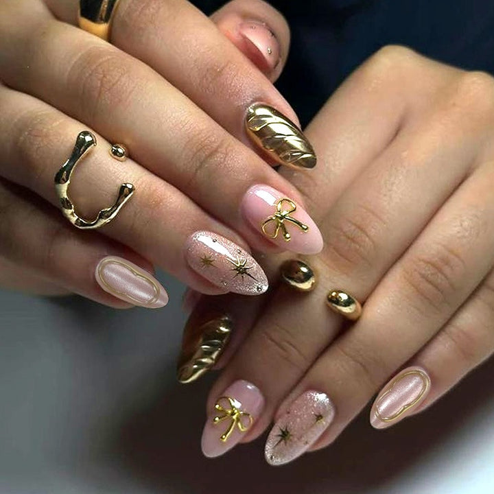 Kunstnagelset mit luxuriösen Designs und glamourösen Akzenten Karnz