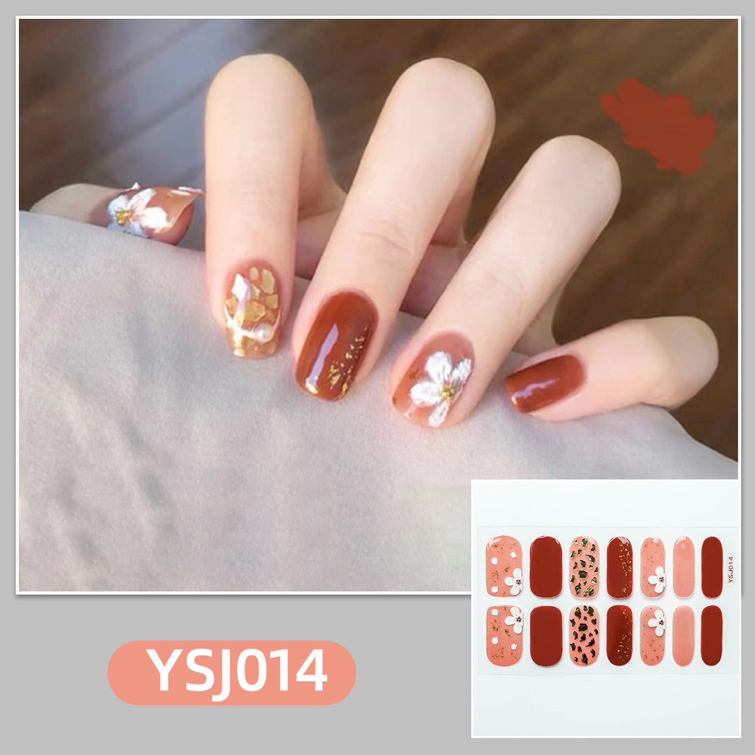 Kunstvolle Nagelverzierung mit Glitzerdetails Karnz