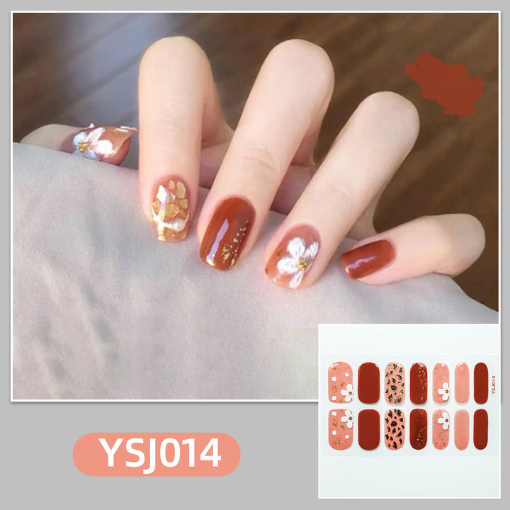 Kunstvolle Nagelverzierung mit Glitzerdetails Karnz