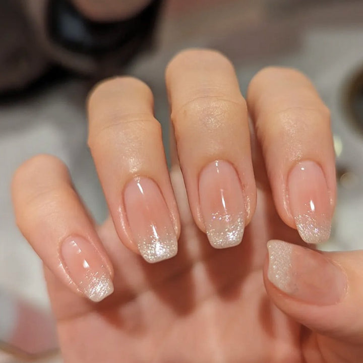 Kunstnagelset mit Ombre-Effekt und Glitzerakzenten Karnz