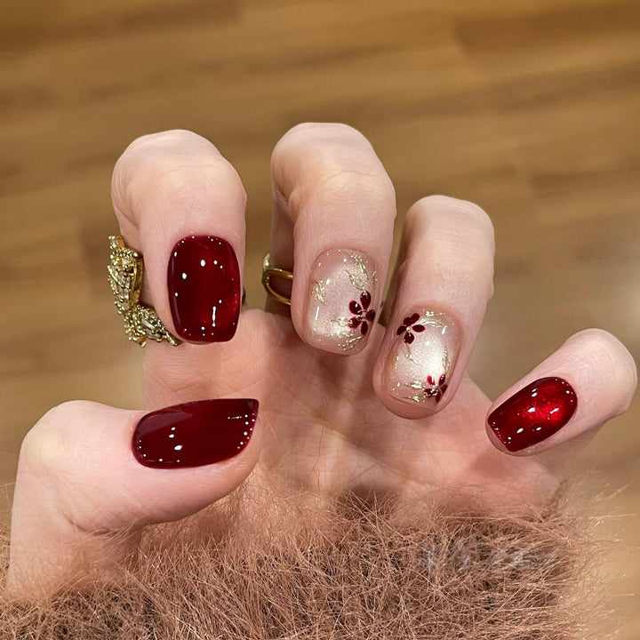 Kunstnägel mit Eleganten Floral- und Glitzermotiven Karnz