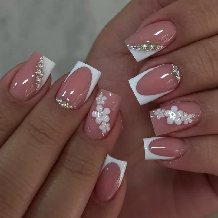 Kunstnagelset mit Blüten- und Glitzerdetails Karnz