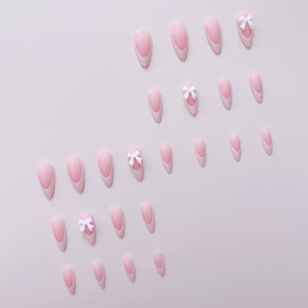 Kunstnagelset mit eleganten Spitzen und zarten Schleifenverzierungen Karnz