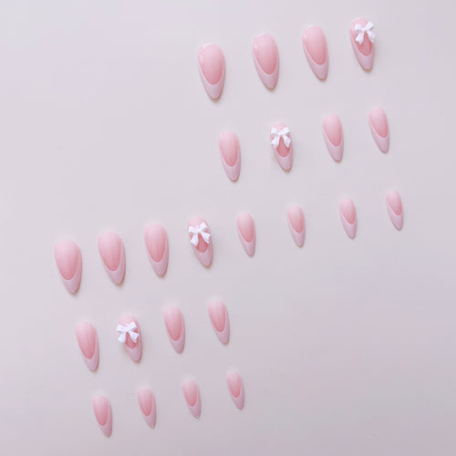 Kunstnagelset mit eleganten Spitzen und zarten Schleifenverzierungen Karnz