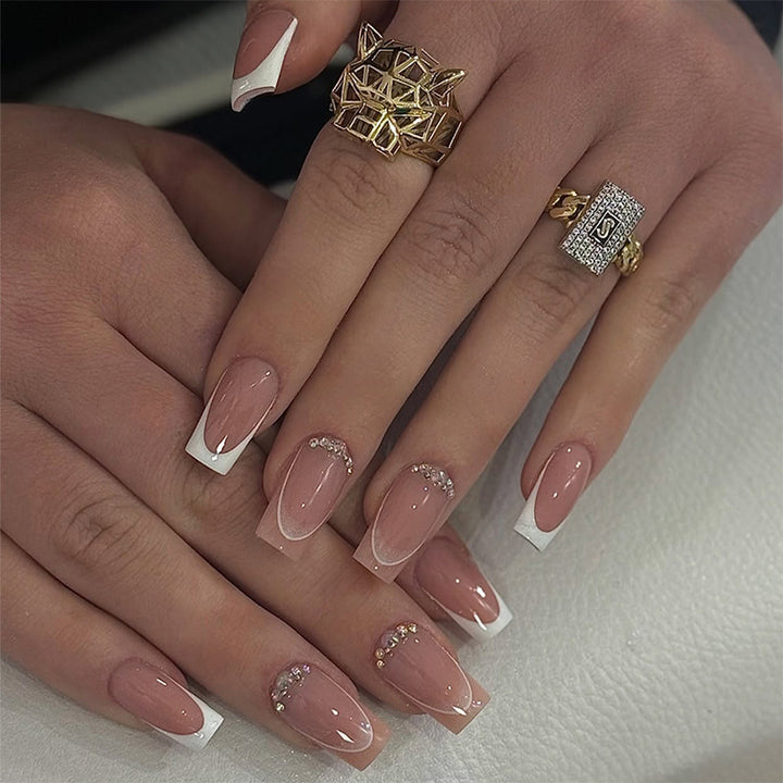 Kunstnagelset mit eleganten ombre Akzenten und verführerischen Glitzersteinen Karnz