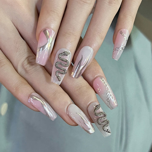 Kunstvolle Nagelverlängerungen mit Schlangen-Design Karnz