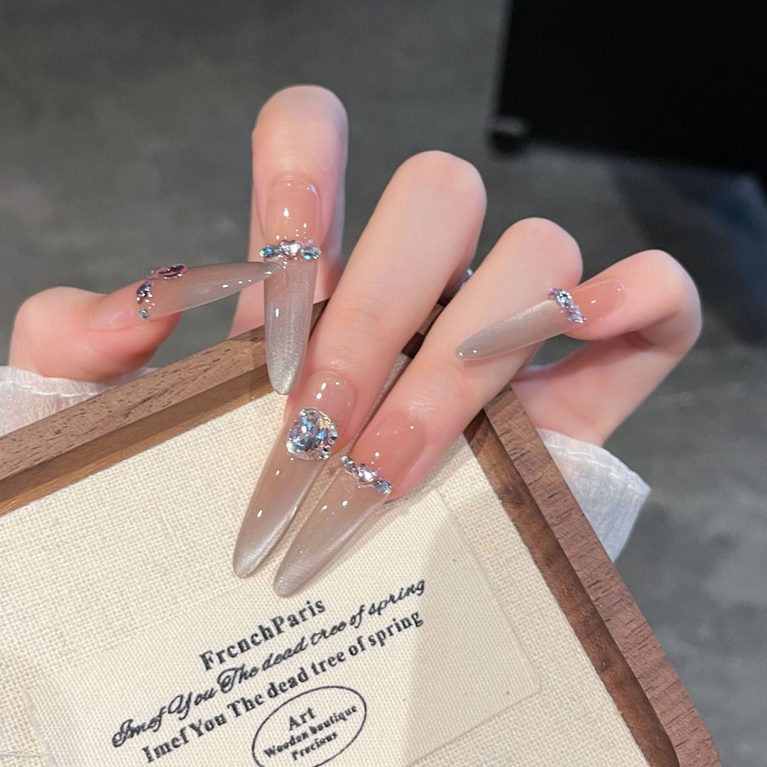 Künstlerische mit Strass besetzte Press-On Nagelverlängerungen Karnz