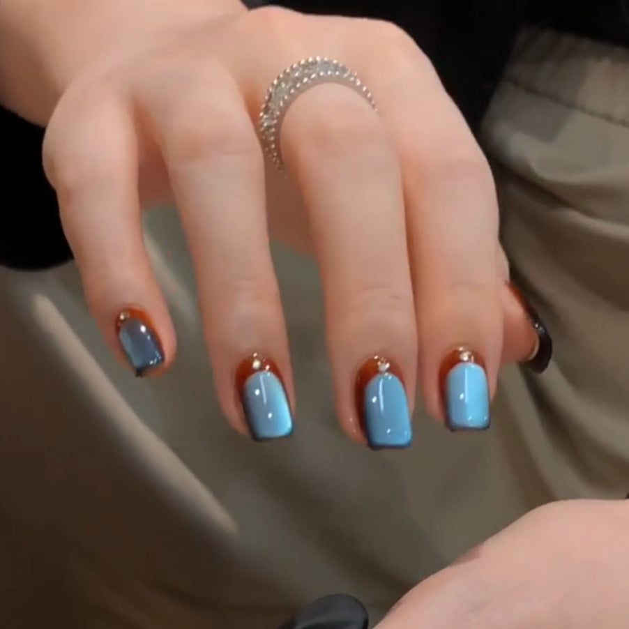 Kreative Nagelspitzen mit Glanzeffekten Karnz
