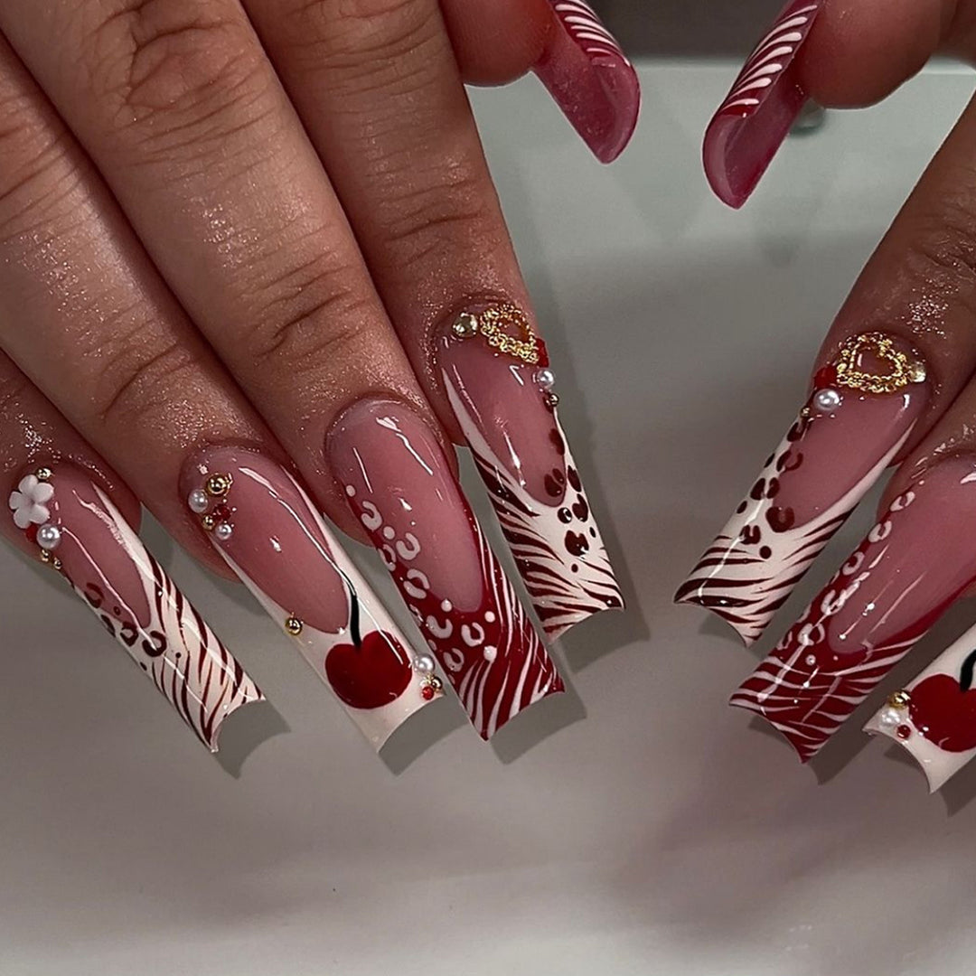 Dekorative Lange Press-On Nagelkunst mit Edelsteinakzenten Karnz