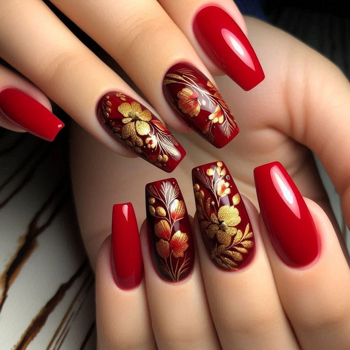 Kunstvolle Nagelspitzen im eleganten Blütenmuster Karnz