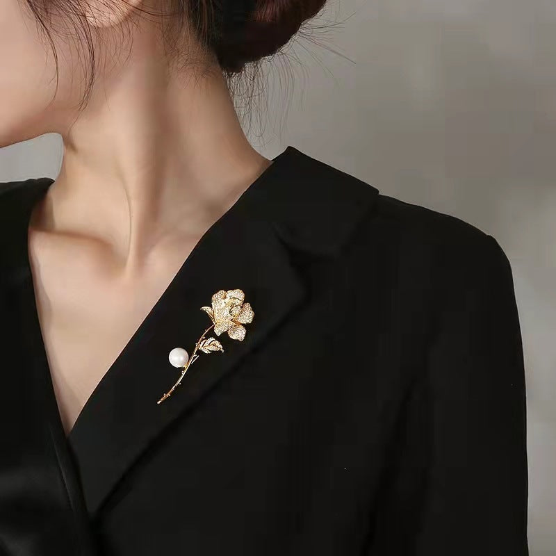 Elegante Brosche In Blumenform mit Strass und Perle Karnz