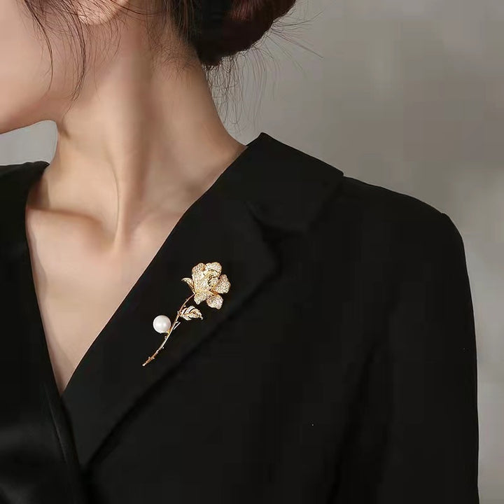 Elegante Brosche In Blumenform mit Strass und Perle Karnz