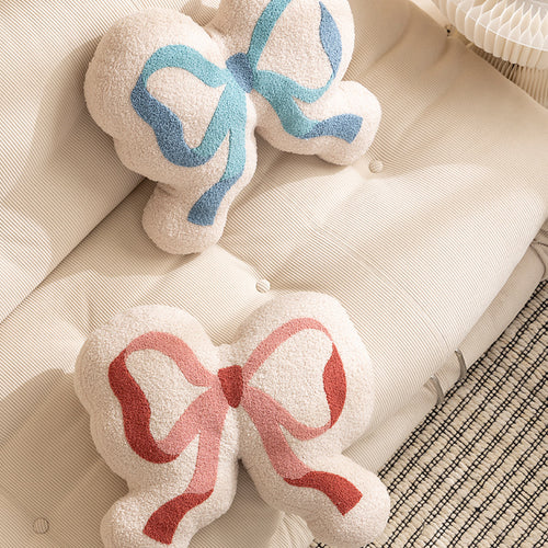 Schleifen-Dekokissen aus Bouclé mit flauschiger Teddy-Optik