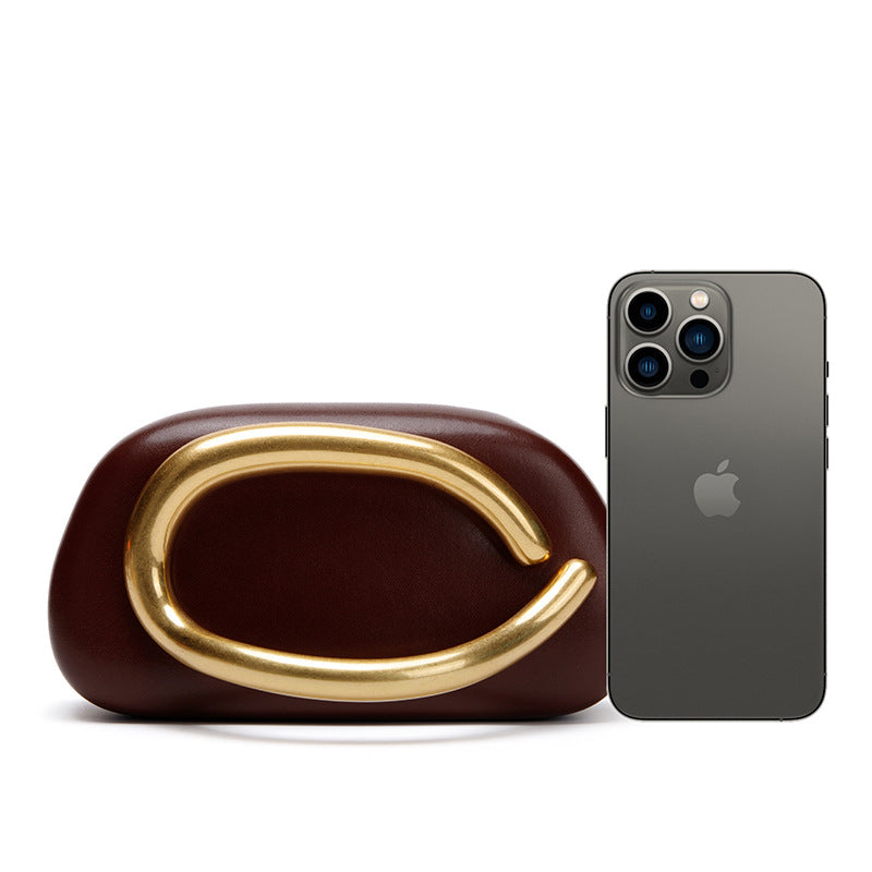 Statement Clutch mit skulpturalem Griff Karnz