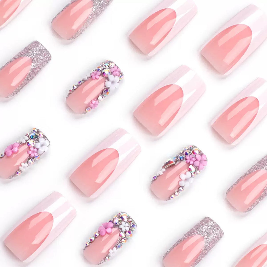 Kunstnagelset mit eleganten 3D-Blüten und Glitzerverzierungen Karnz