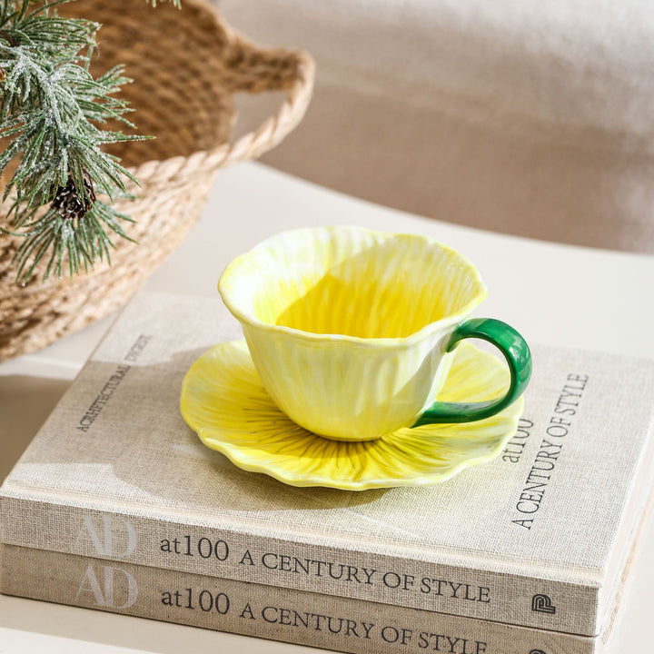 Keramiktasse mit Untertasse in Blütenform