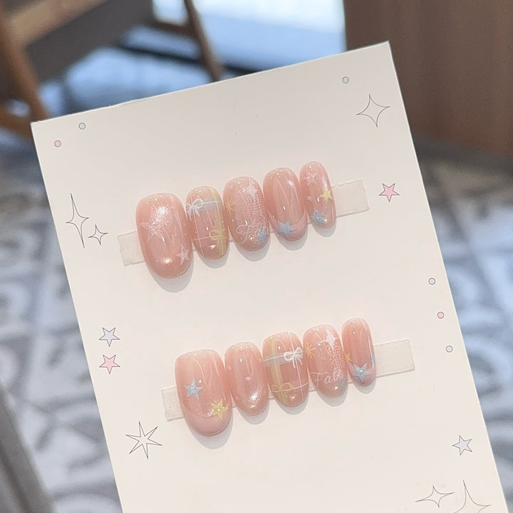 Kunstnägel mit Romantischen Sternen- und Glitzermotiven Karnz