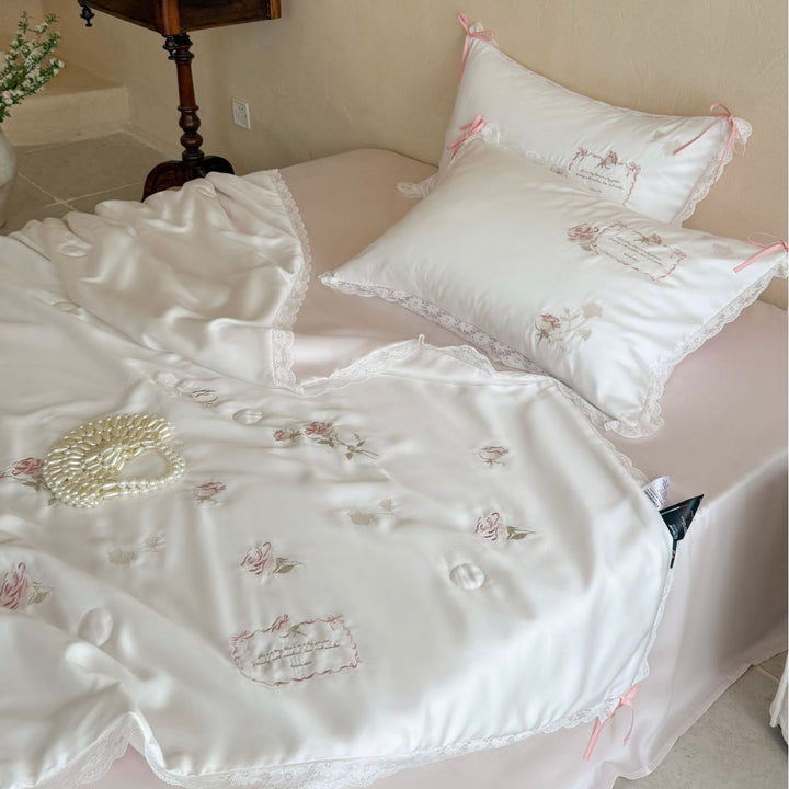 Elegantes Satin-Bettwäsche-Set mit zarter Rosenstickerei, Spitzenkante und Zierschleifen