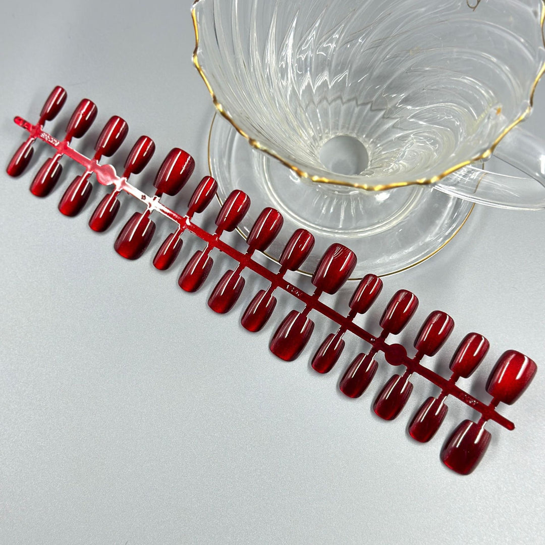 Glänzende rote Press-On-Nagelset Karnz