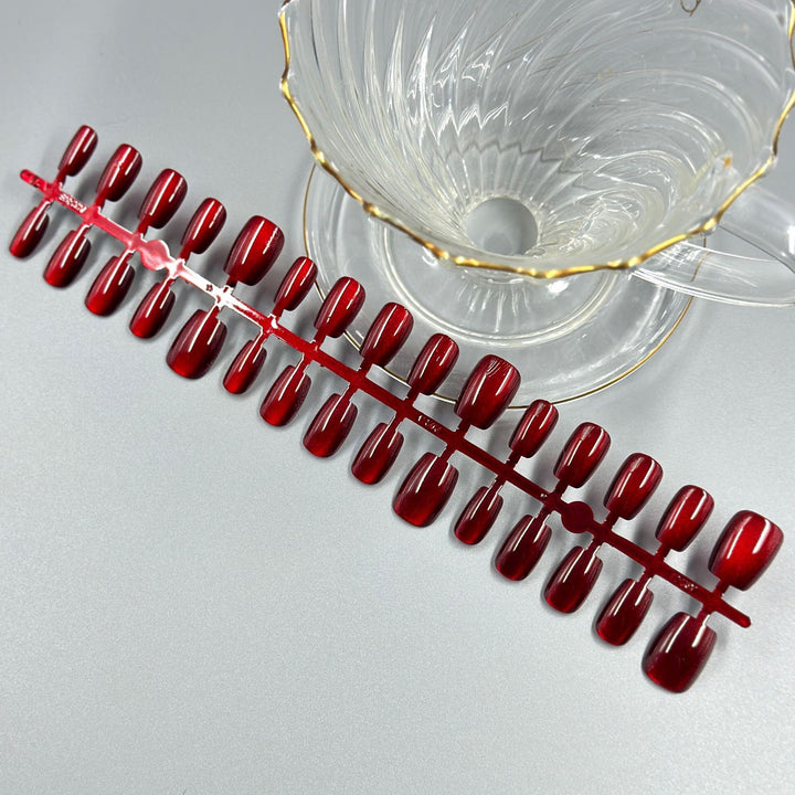 Glänzende rote Press-On-Nagelset Karnz