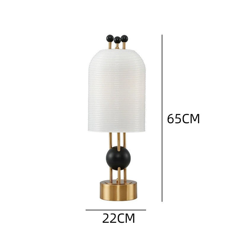 Moderne dekorative Tischlampe mit geometrischem Design