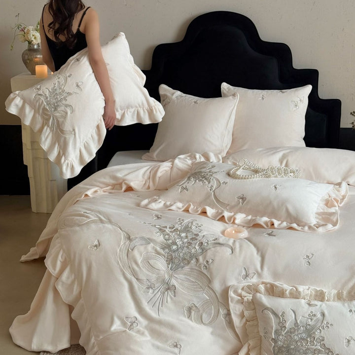 Luxuriöses Bettwäscheset mit Rüschen und Blumenstickerei