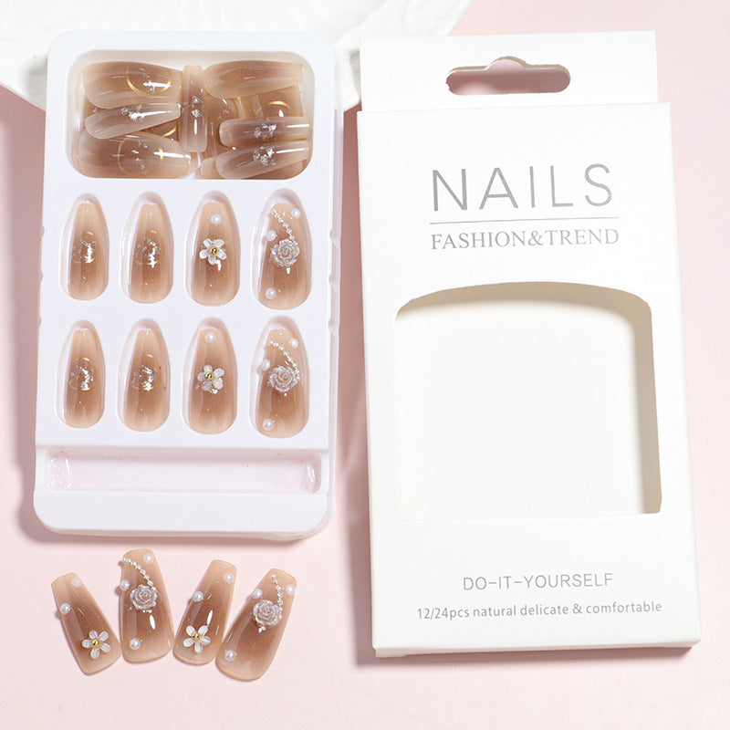 Dekorativer Press-On-Nagelset mit 3D-Akzenten Karnz