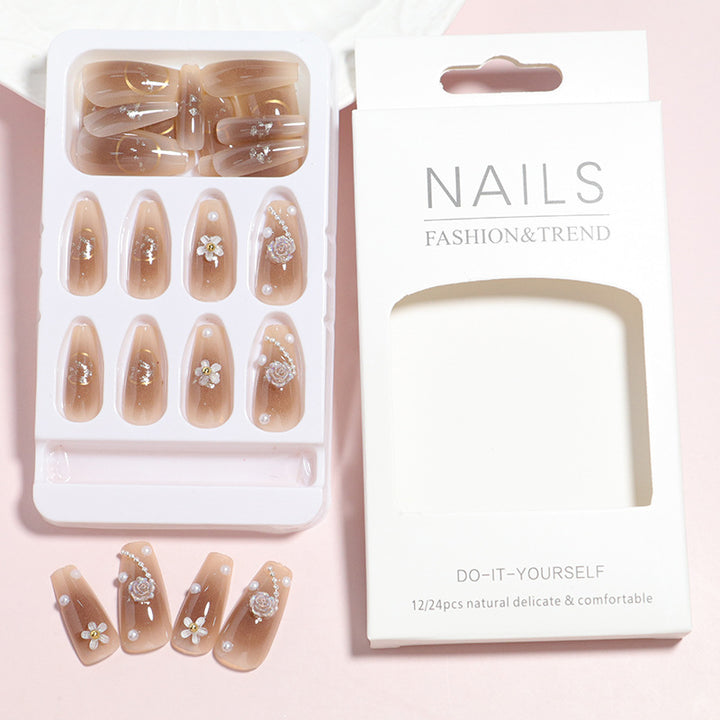 Dekorativer Press-On-Nagelset mit 3D-Akzenten Karnz