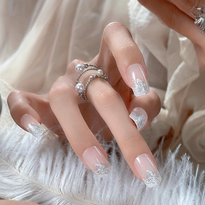 Elegantes Press-On-Nagelset mit floralen Designs