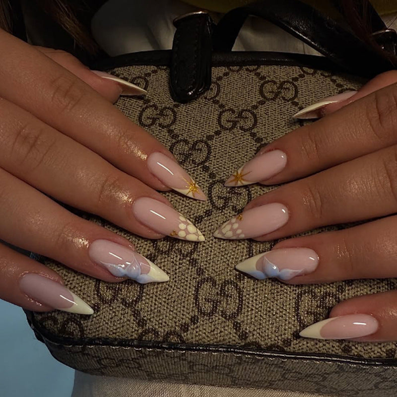 Kunstnagelset mit elegantem blumigen Design und goldenen Akzenten Karnz