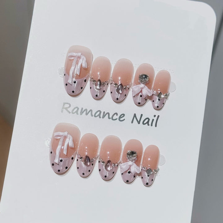 Elegante dekorative Press-On Nagelkunst Karnz