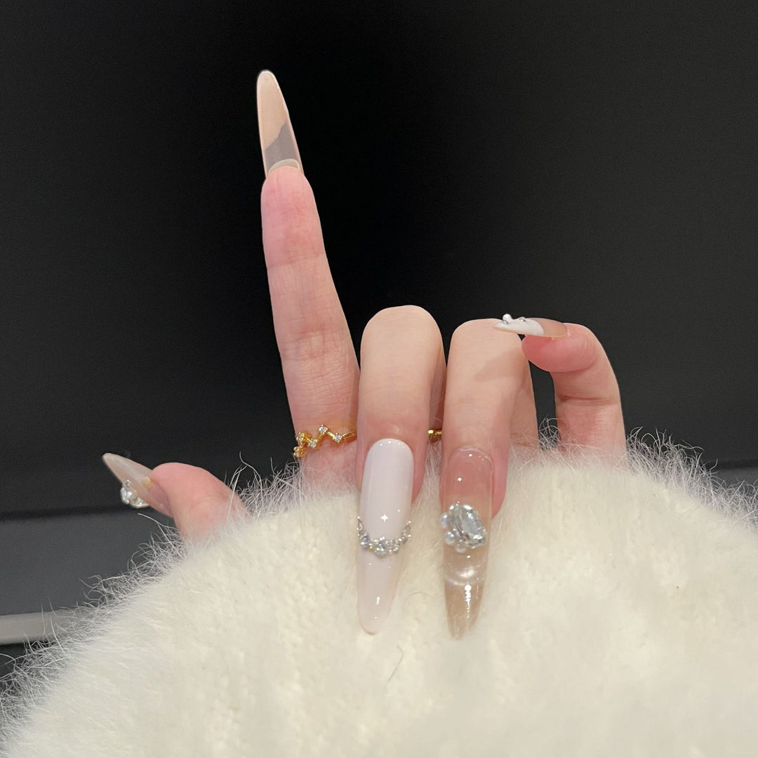 Dekoratives Press-On-Nail-Art-Set mit luxuriösen Edelstein-Accents Karnz